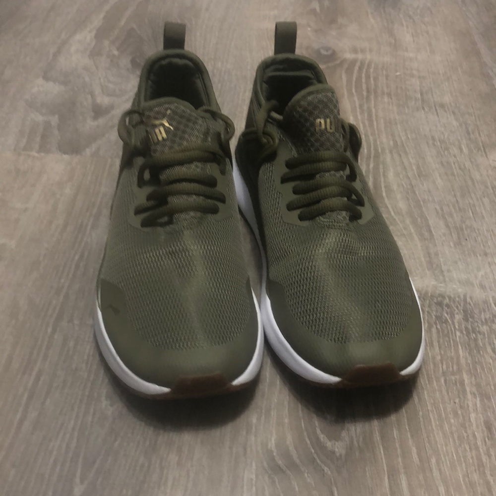 Puma low top sneakers size 5.5